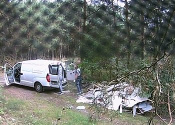 Po remoncie wywieźli śmieci do lasu. Zostali nagrani przez ukrytą kamerę: „No i cyk” [WIDEO]