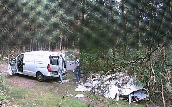 Po remoncie wywieźli śmieci do lasu. Zostali nagrani przez ukrytą kamerę: „No i cyk” [WIDEO]