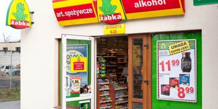 Sklepikarz z Żabki nie chciał obsługiwać sympatyków PiS. Jest stanowcza reakcja firmy!