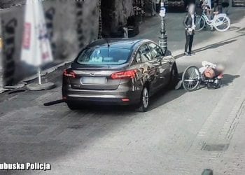 Zielona Góra: Samochód widmo potrącił kobietę na deptaku. Nie było kierowcy [WIDEO]