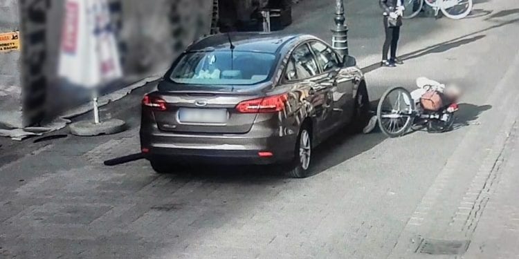 Zielona Góra: Samochód widmo potrącił kobietę na deptaku. Nie było kierowcy [WIDEO]