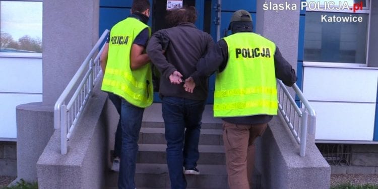 Katowice: Zaatakował kontrolerów nożem i gazem. Był poszukiwany