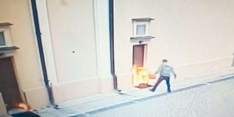 Opole Lubelski: Podpalił drzwi kościoła. Policja ma nagranie z kamer