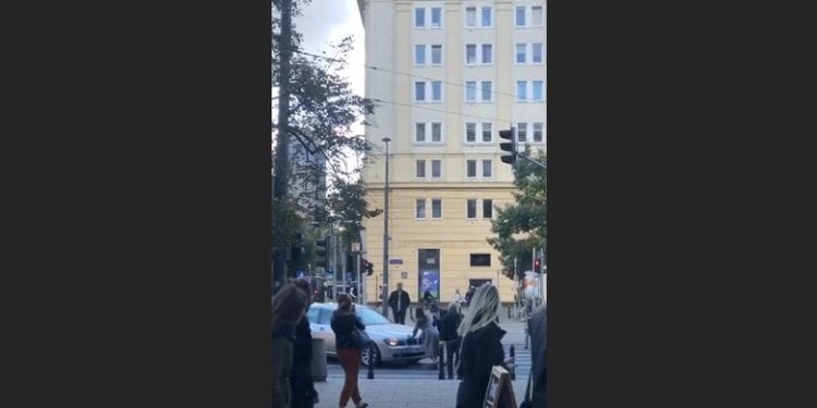 Anna Mucha zaatakowana w centrum Warszawy. Mężczyzna chciał rozjechać ją autem? On twierdzi, że było inaczej. „Celebryci-cwaniaczki”