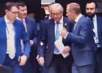 Kamery nagrały incydent z udziałem Donalda Tuska. Szef RE ruga publicznie unijnego urzędnika! [WIDEO]