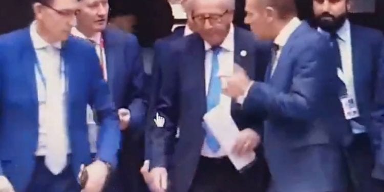 Kamery nagrały incydent z udziałem Donalda Tuska. Szef RE ruga publicznie unijnego urzędnika! [WIDEO]