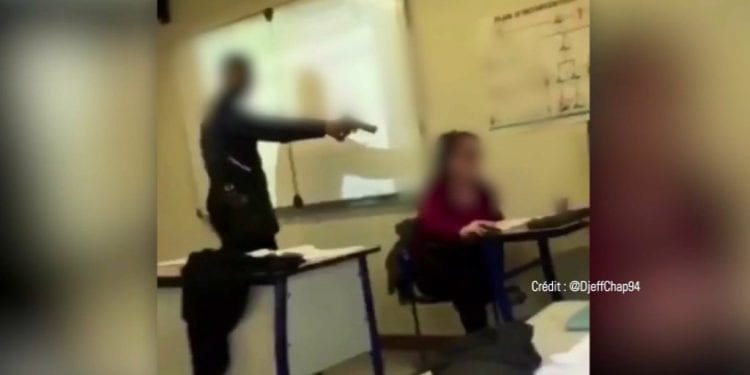 Francja: Uczeń celował z pistoletu do nauczycielki. Nagranie wywołało burzę [WIDEO]