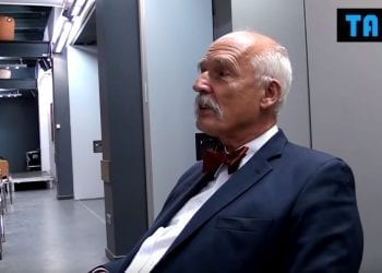 Wybory w Warszawie: Trzaskowski i Jaki przepychają się w mediach, a Korwin-Mikke… śpiewa piosenki. Nagranie hitem sieci [WIDEO]