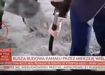 Jarosław Kaczyński z łopatą, to nagranie podbija sieć. Dziennikarz zwrócił uwagę na pewien szczegół [WIDEO]