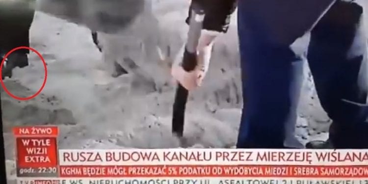Jarosław Kaczyński z łopatą, to nagranie podbija sieć. Dziennikarz zwrócił uwagę na pewien szczegół [WIDEO]