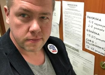 Sekretarz generalny KOD bierze udział w kontroli wyborów. Pokazał, w jakiej koszulce przyszedł [FOTO]