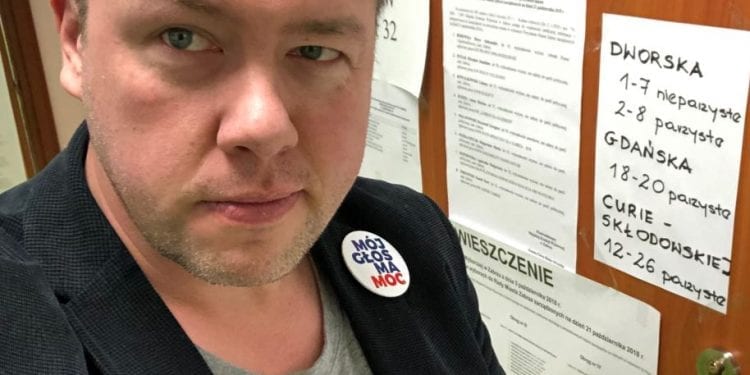 Sekretarz generalny KOD bierze udział w kontroli wyborów. Pokazał, w jakiej koszulce przyszedł [FOTO]