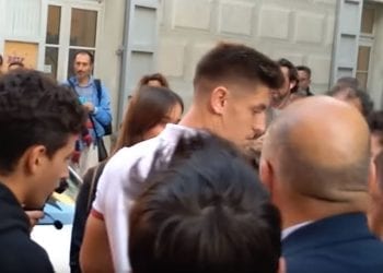 To już prawdziwe szaleństwo. Klub Krzysztofa Piątka zorganizował… „Piątek day”. Polaka witały tłumy [WIDEO]