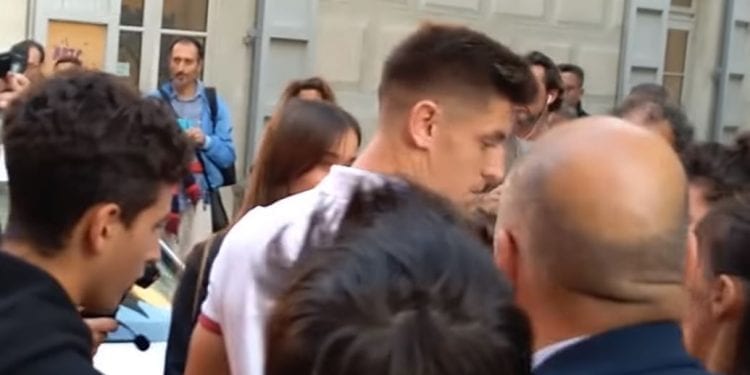 To już prawdziwe szaleństwo. Klub Krzysztofa Piątka zorganizował… „Piątek day”. Polaka witały tłumy [WIDEO]