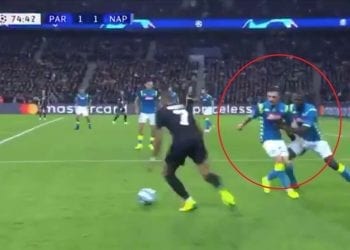 Liga Mistrzów: zawodnik Napoli zastygł, gdy zobaczył drybling Mbappe. Kolega z drużyny musiał go „obudzić” [WIDEO]