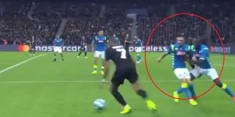 Liga Mistrzów: zawodnik Napoli zastygł, gdy zobaczył drybling Mbappe. Kolega z drużyny musiał go „obudzić” [WIDEO]