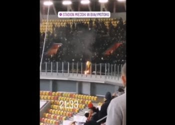 Skandaliczna sytuacja podczas meczu Jagiellonia-Legia. Kibice z Warszawy… spalili flagi „Jagi” [WIDEO]