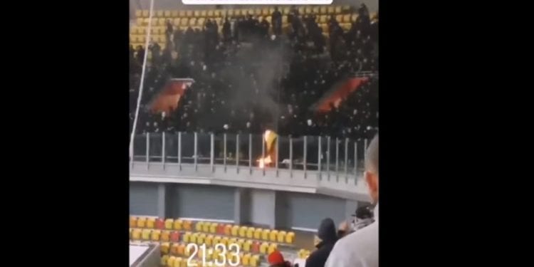 Skandaliczna sytuacja podczas meczu Jagiellonia-Legia. Kibice z Warszawy… spalili flagi „Jagi” [WIDEO]