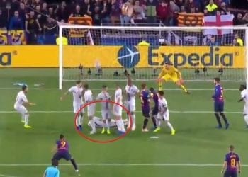 Liga Mistrzów: czegoś takiego jeszcze nie widzieliście. Zawodnik… wykonał niespodziewany ruch i obronił rzut wolny [WIDEO]