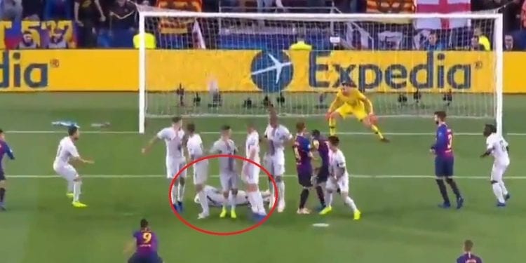 Liga Mistrzów: czegoś takiego jeszcze nie widzieliście. Zawodnik… wykonał niespodziewany ruch i obronił rzut wolny [WIDEO]