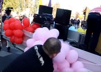 Internauci śmieją się z „bohatera” Marszu Równości. Mężczyzna wyżywał się na… dmuchanych balonach [WIDEO]