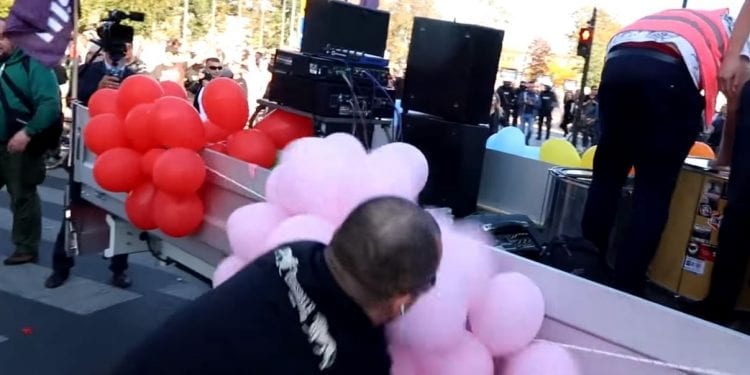 Internauci śmieją się z „bohatera” Marszu Równości. Mężczyzna wyżywał się na… dmuchanych balonach [WIDEO]