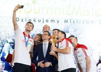 Morawiecki spotkał się z siatkarzami. „Przywieźliście wspaniały prezent na stulecie niepodległości!”