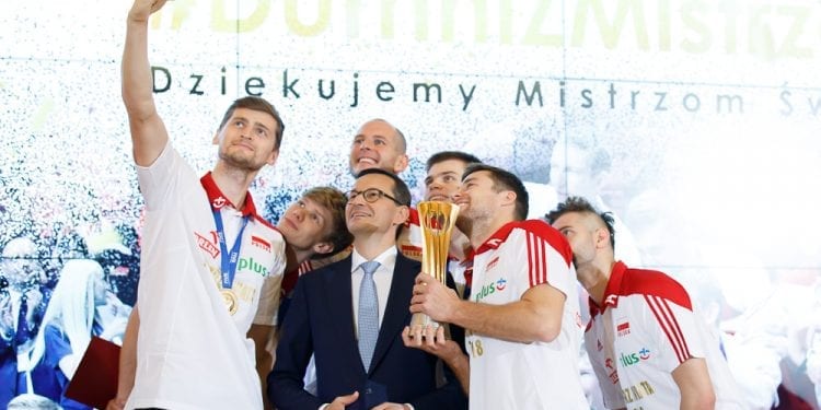 Morawiecki spotkał się z siatkarzami. „Przywieźliście wspaniały prezent na stulecie niepodległości!”