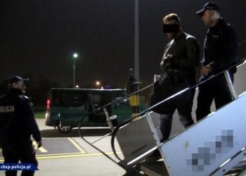 „Misiek” jest już w Polsce. W eskorcie policji przyleciał do Warszawy [FOTO]