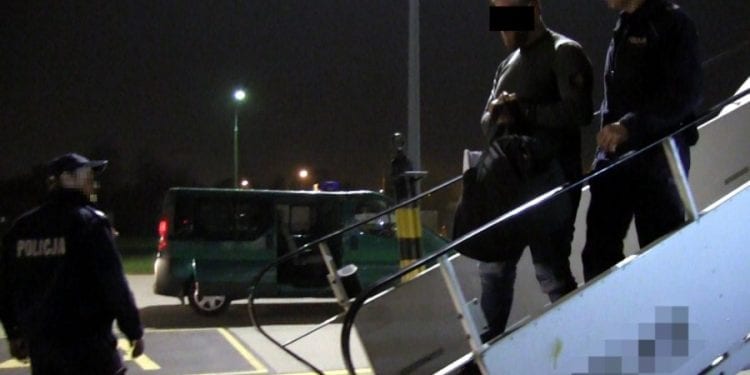 „Misiek” jest już w Polsce. W eskorcie policji przyleciał do Warszawy [FOTO]