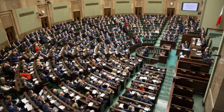 Najnowszy sondaż. W Sejmie pięć ugrupowań