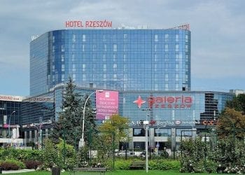 Ewakuacja galerii handlowej w Rzeszowie. Zawalił się sufit, są ranni! [FOTO]