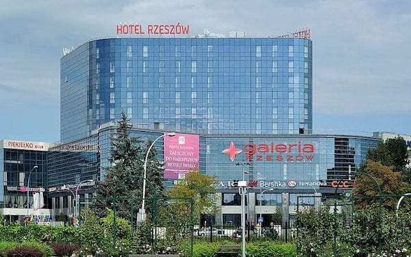 Ewakuacja galerii handlowej w Rzeszowie. Zawalił się sufit, są ranni! [FOTO]