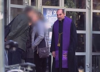Aktor przebrał się za księdza i żartował z osób idących na „Kler”. Jeden z widzów nie wytrzymał. „Jak ci przyłożę!” [WIDEO]