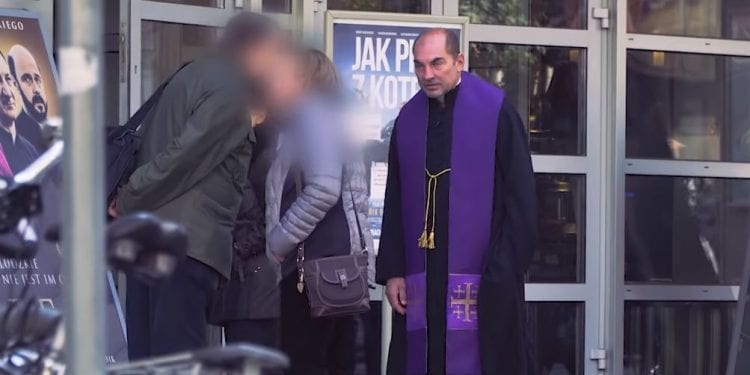 Aktor przebrał się za księdza i żartował z osób idących na „Kler”. Jeden z widzów nie wytrzymał. „Jak ci przyłożę!” [WIDEO]