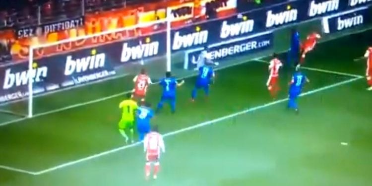 Nieprawdopodobna sytuacja w meczu ligi niemieckiej. Gola w ostatniej minucie zdobył… polski bramkarz [WIDEO]