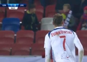Fantastyczny gol w meczu polskiej ekstraklasy! Piłkarz huknął niemal z połowy boiska w samo okienko [WIDEO]