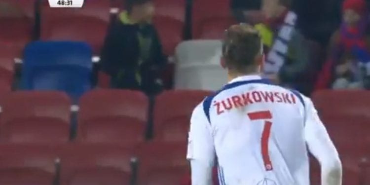 Fantastyczny gol w meczu polskiej ekstraklasy! Piłkarz huknął niemal z połowy boiska w samo okienko [WIDEO]