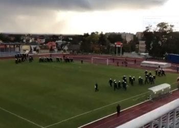 Zadyma podczas meczu Pucharu Polski. Zdemolowana trybuna w Sandomierzu [WIDEO]