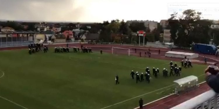 Zadyma podczas meczu Pucharu Polski. Zdemolowana trybuna w Sandomierzu [WIDEO]