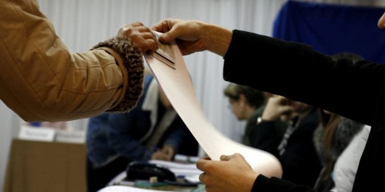 Można głosować w koszulce z takim napisem! PKW wydało oświadczenie