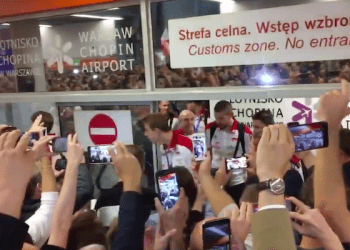 Polscy siatkarze wrócili do kraju. Słowa Bartosza Kurka przejdą do historii. „Jak na wojnę to tylko z nimi” [WIDEO]