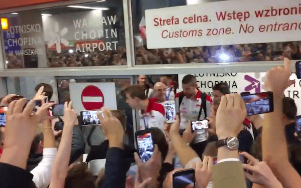 Polscy siatkarze wrócili do kraju. Słowa Bartosza Kurka przejdą do historii. „Jak na wojnę to tylko z nimi” [WIDEO]