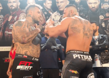 Ceremonia ważenia przed KSW za nami. Popek wręczył rywalowi niezwykły prezent! [WIDEO]