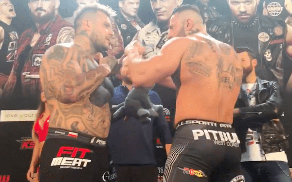 Ceremonia ważenia przed KSW za nami. Popek wręczył rywalowi niezwykły prezent! [WIDEO]