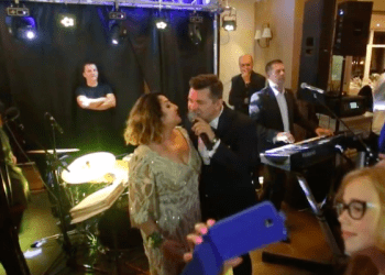 Zenek Martyniuk z żoną zaśpiewali na weselu syna. Nagranie hitem sieci [WIDEO]