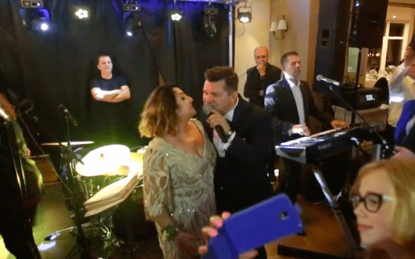 Zenek Martyniuk z żoną zaśpiewali na weselu syna. Nagranie hitem sieci [WIDEO]