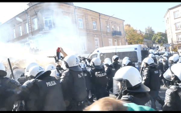 Kilkadziesiąt osób zatrzymanych, dwóch policjantów w szpitalu. Ulicami Lublina przeszedł Marsz Równości [WIDEO]