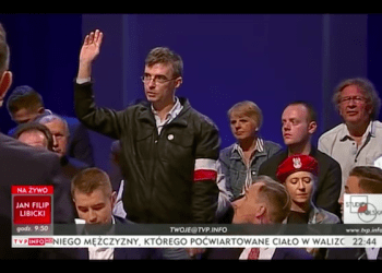 Awantura w TVP Info. Jeden z gości kopnięty w plecy, agresora wyprowadziła ochrona! [WIDEO]