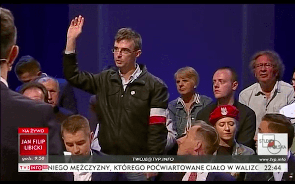 Awantura w TVP Info. Jeden z gości kopnięty w plecy, agresora wyprowadziła ochrona! [WIDEO]